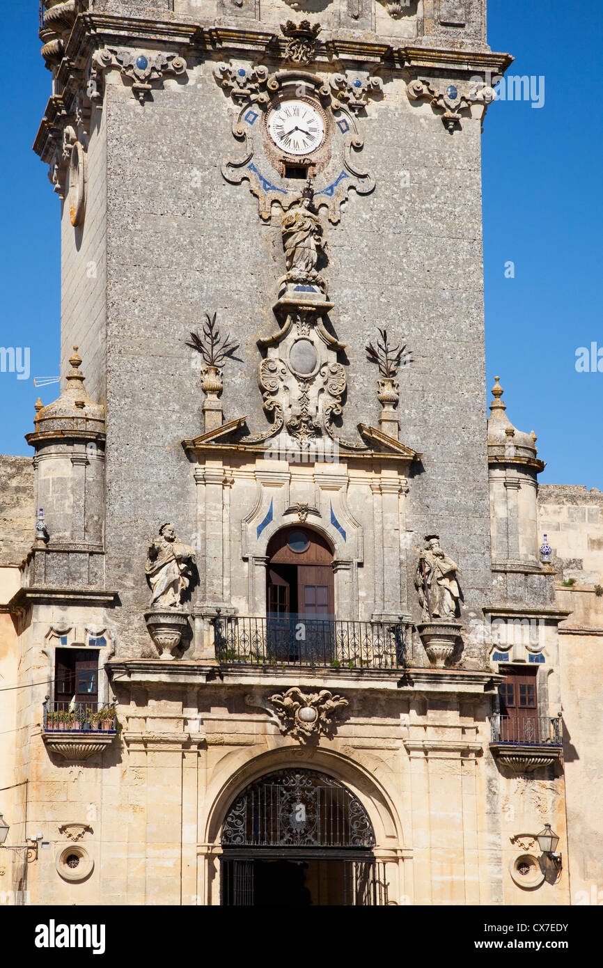 Torre dell orologio contro un cielo blu; Arcos De La Frontera, Andalusia, Spagna Foto Stock