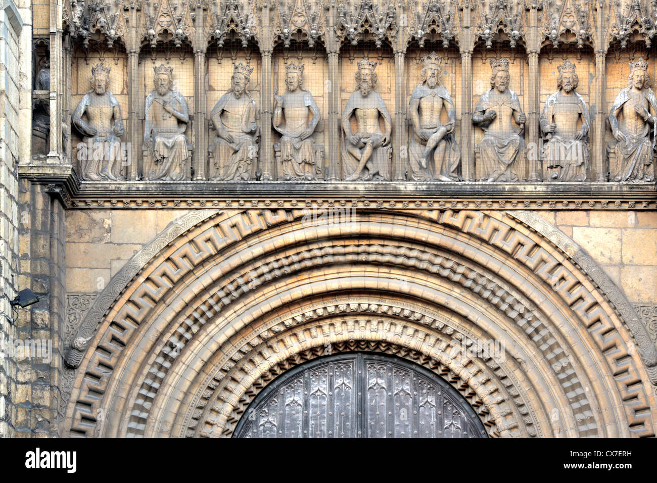 Scultura medievale sulla facciata ovest della Cattedrale di Lincoln, Lincoln, Lincolnshire, England, Regno Unito Foto Stock