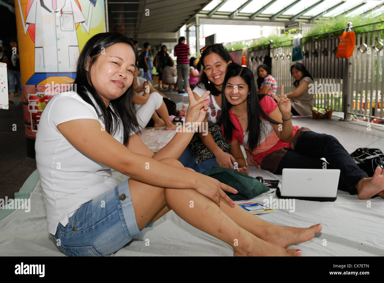 Bambinaie filippino si radunano per le strade di Hong Kong di domenica. Foto Stock