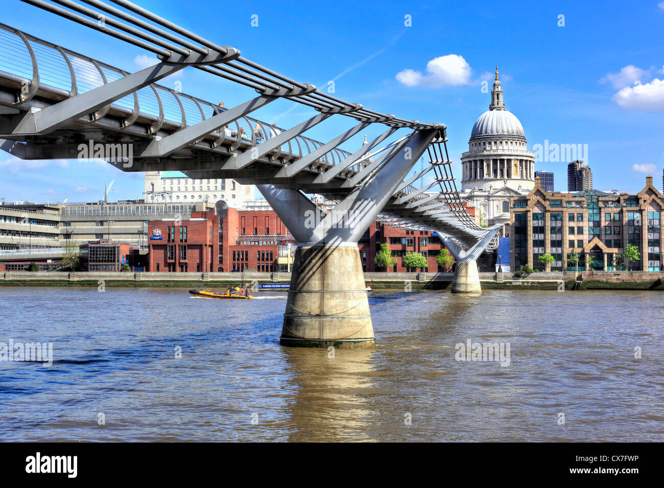 Vista della cattedrale di Saint Paul dal Millennium Bridge, London, Regno Unito Foto Stock