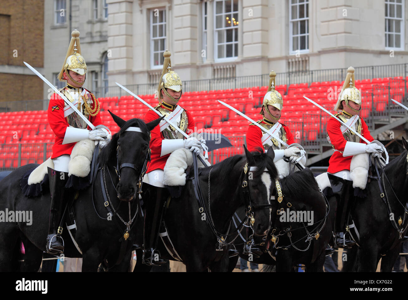 Famiglia Cavalleria, cambiando la guardia a la sfilata delle Guardie a Cavallo, London, Regno Unito Foto Stock