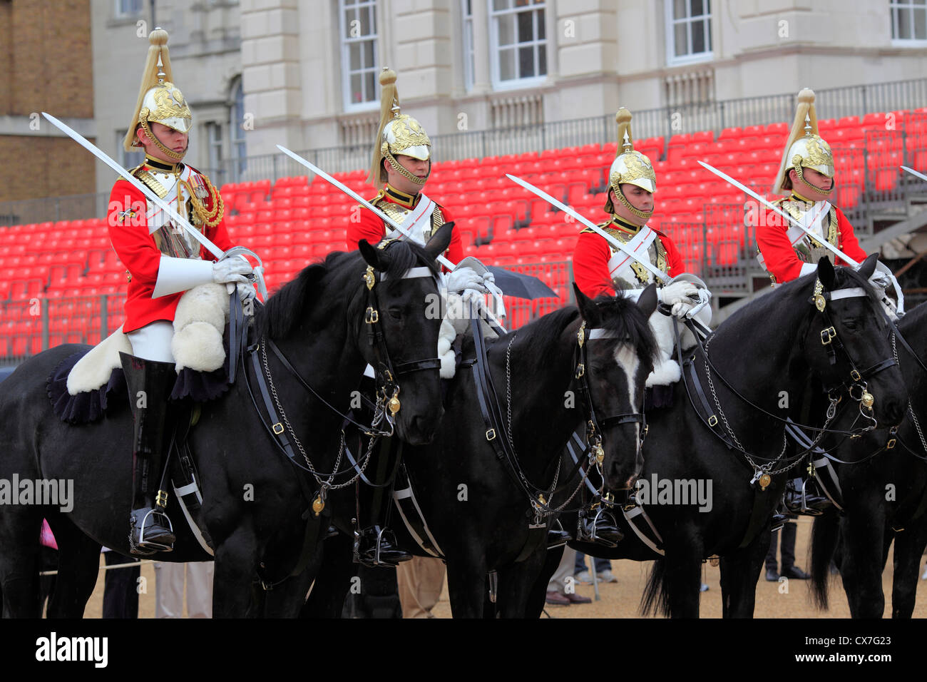 Famiglia Cavalleria, cambiando la guardia a la sfilata delle Guardie a Cavallo, London, Regno Unito Foto Stock