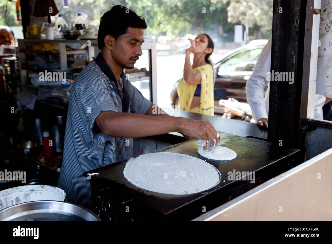 Street hawker rendendo masala dosa in Mumbai Foto Stock