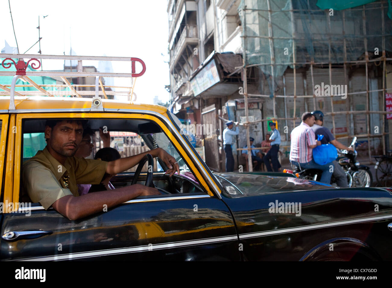 Taxi driver in Mumbai Foto Stock