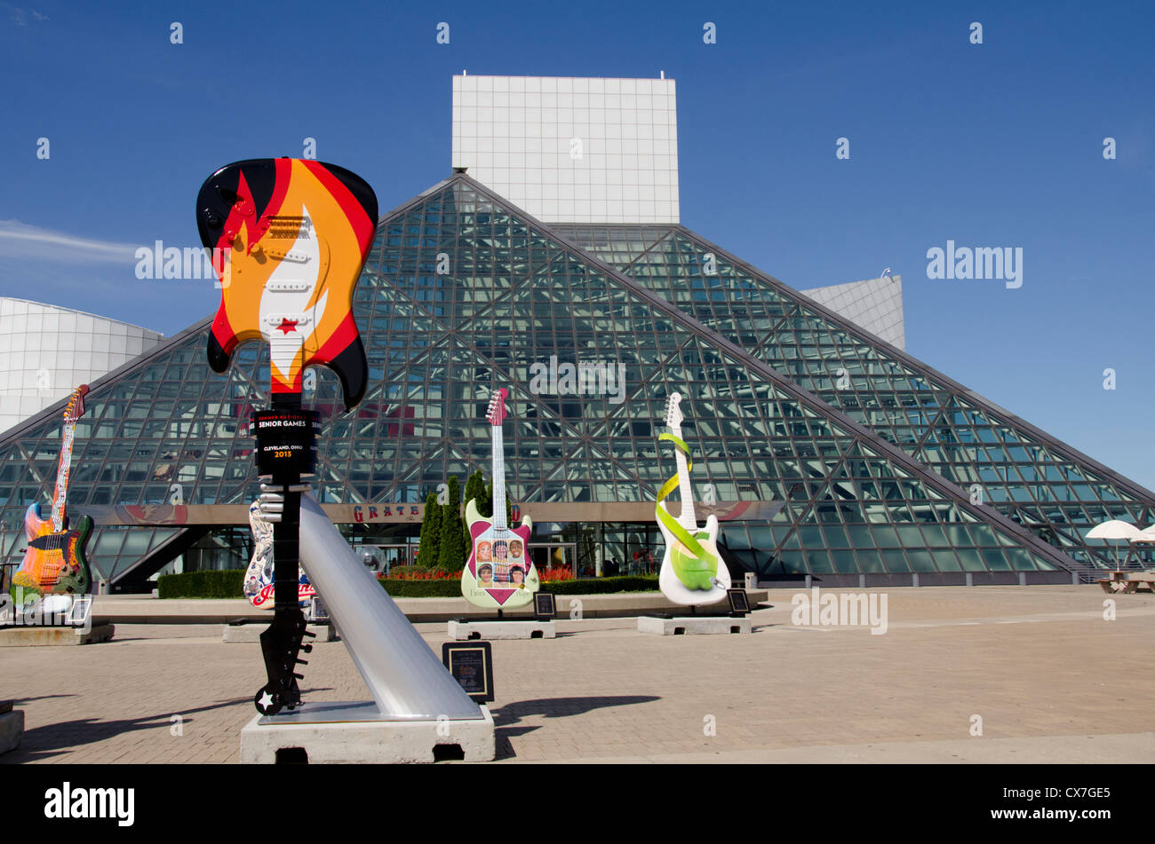 Ohio, Cleveland. Rock and Roll Hall of Fame & Museum. Chitarra gigantesca scultura al di fuori del punto di riferimento museo. Foto Stock