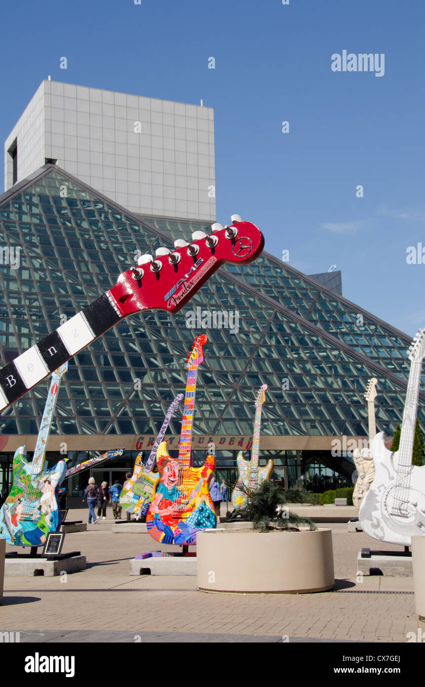 Ohio, Cleveland. Rock and Roll Hall of Fame & Museum. Chitarra gigantesca scultura al di fuori del punto di riferimento museo. Foto Stock
