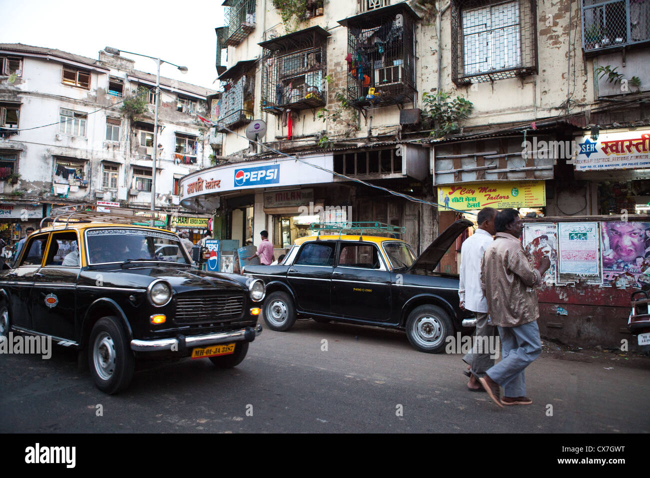 Una scena di strada in Mumbai, India Foto Stock