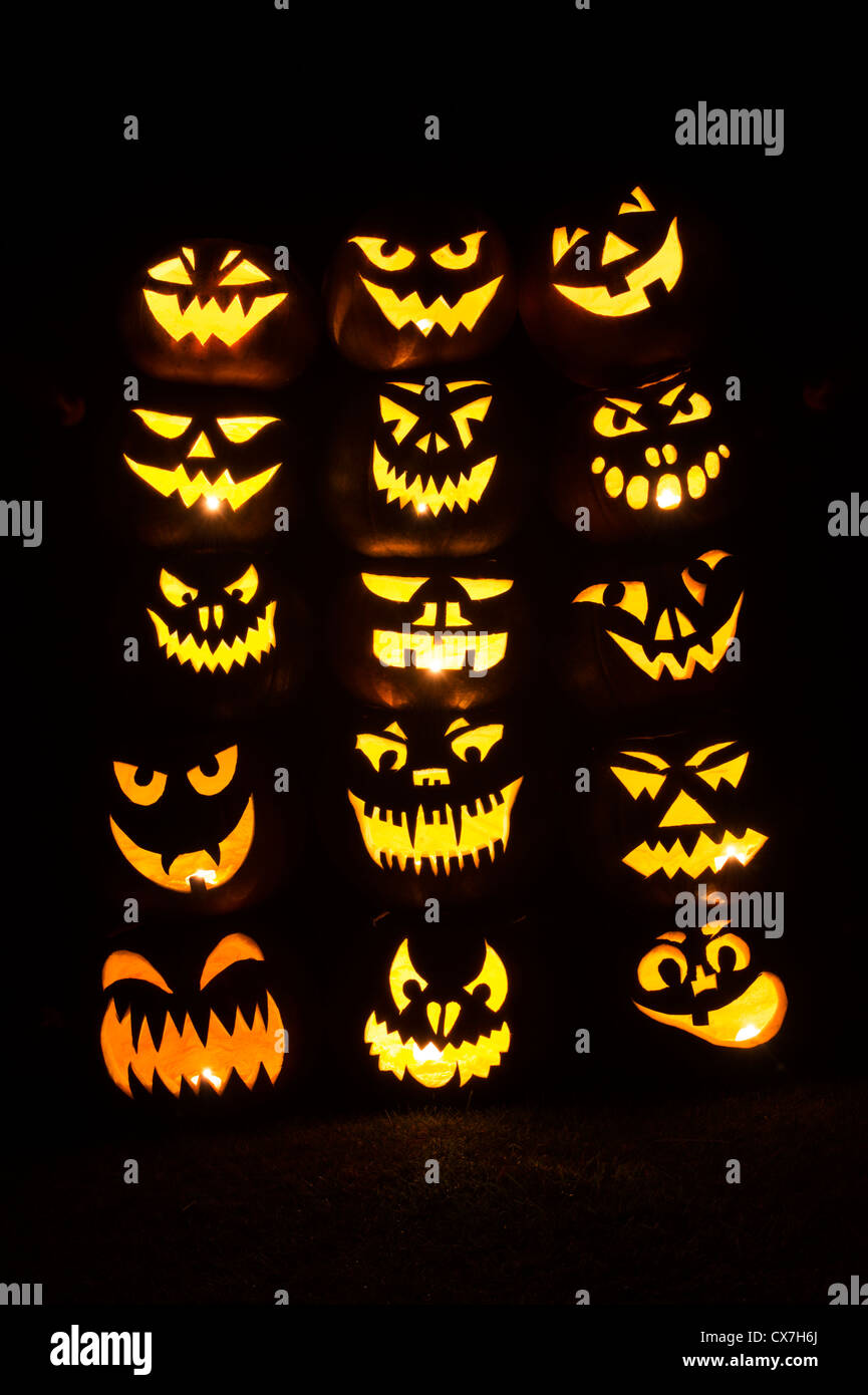 Zucche di Halloween. Jack o lantern facce di notte Foto Stock