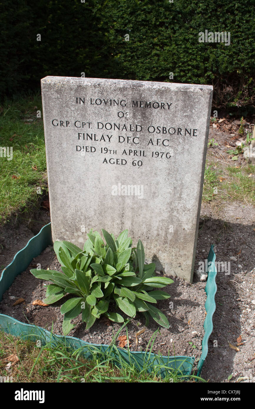 La tomba del gruppo capitano Donald Finlay che è sepolto a San Michele e Tutti gli Angeli, la chiesa. Ha gareggiato nel 1948 Olimpiadi. Foto Stock