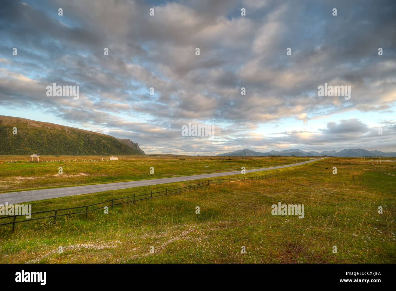 Strada nella regione montagnosa a nord della Norvegia Foto Stock