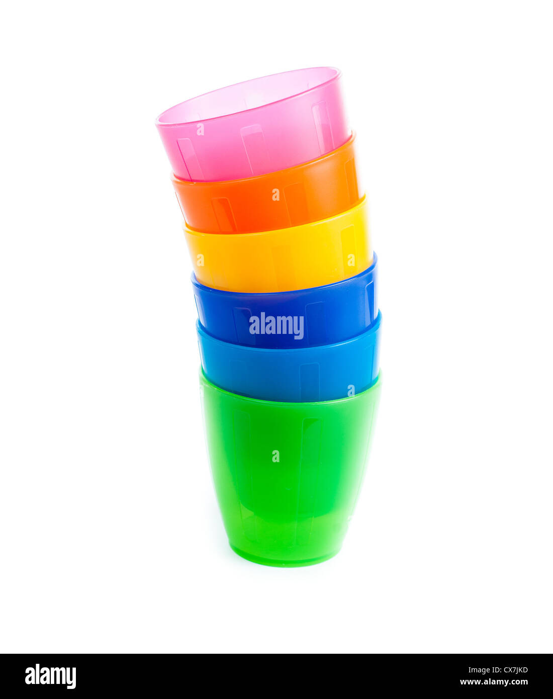 Pila di coloratissimi bicchieri di plastica isolato su bianco Foto Stock