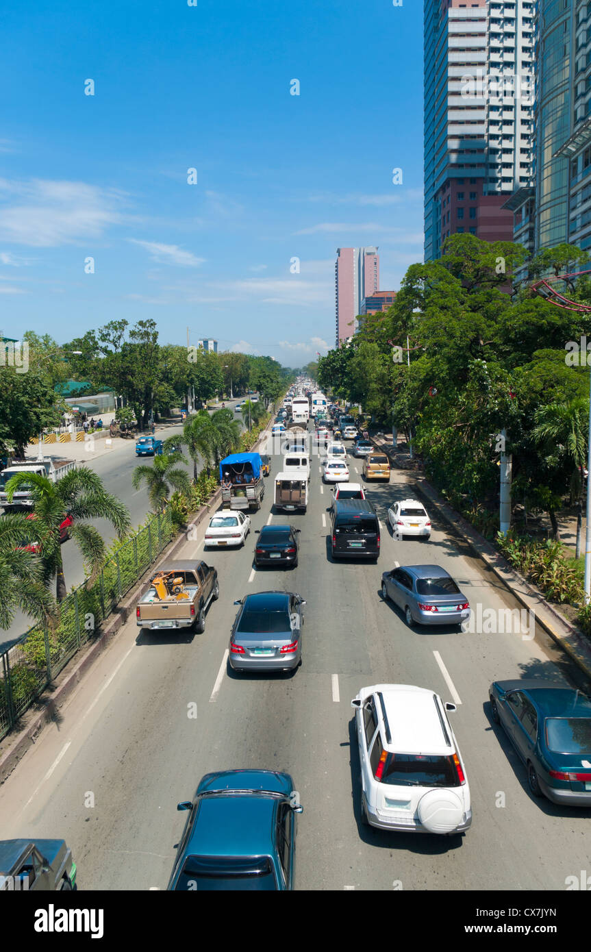 Il traffico su Roxas Boulevard a Manila nelle Filippine Foto Stock