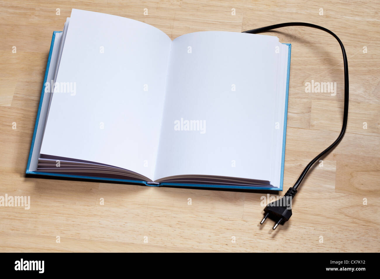 Un libro rilegato con una spina elettrica a esso collegati Foto Stock