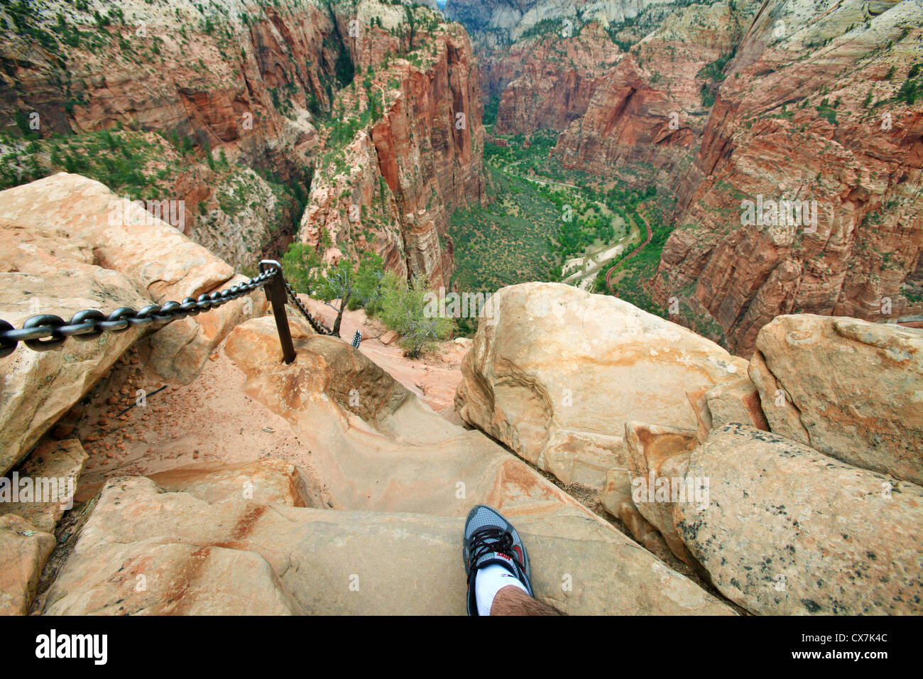 Escursioni a piedi verso il basso a partire da angeli di atterraggio vertice trail nel parco nazionale di Zion, Utah, Stati Uniti d'America Foto Stock