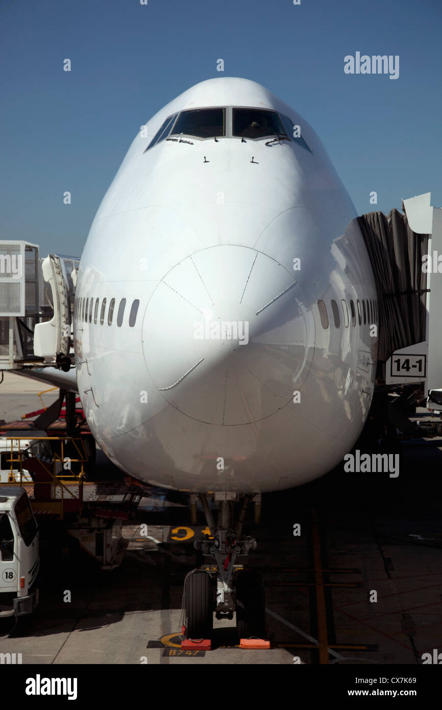 I jumbo jet attaccato al ponte di imbarco Foto Stock