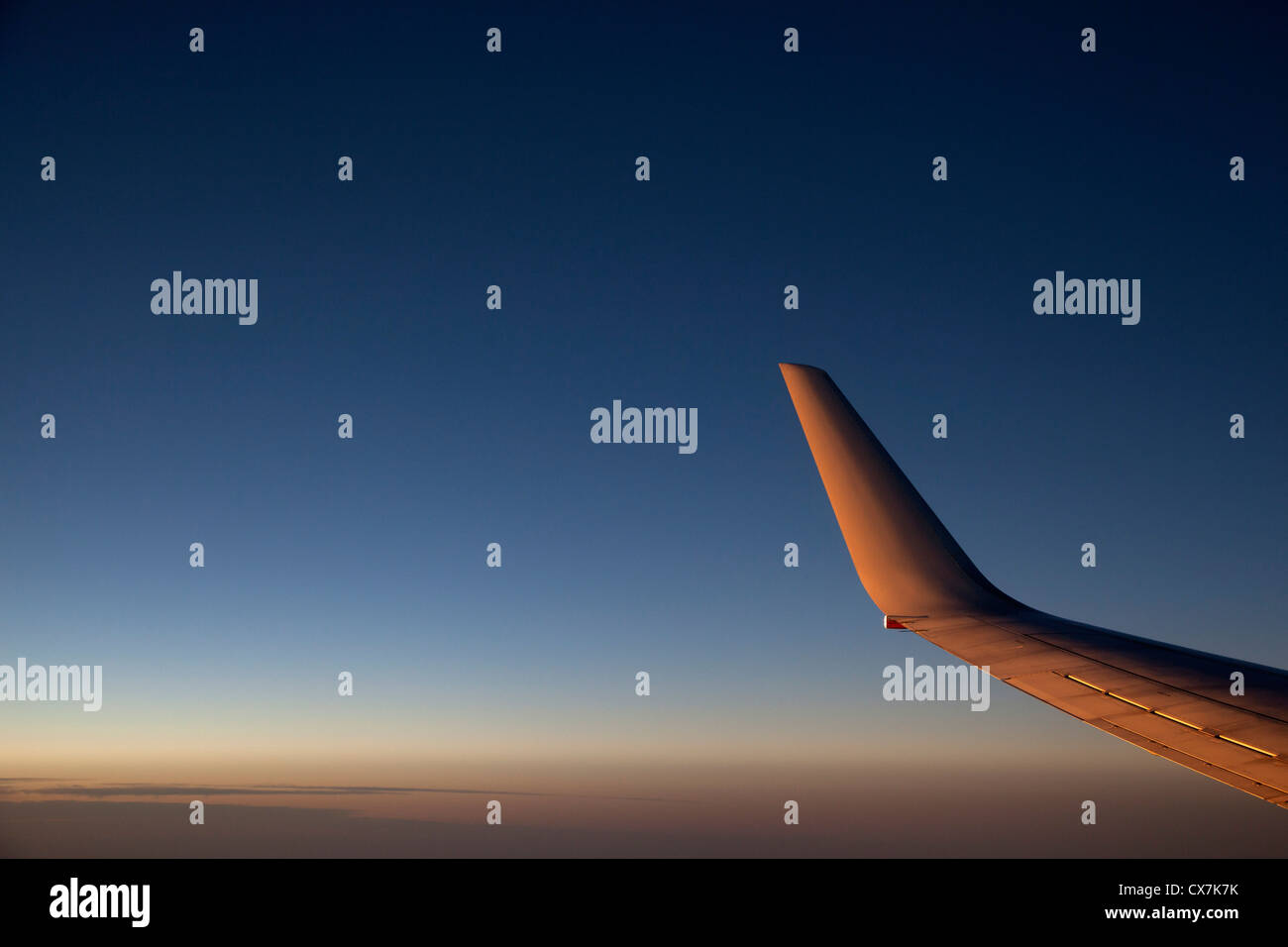 Jet sopra le nuvole al tramonto Foto Stock