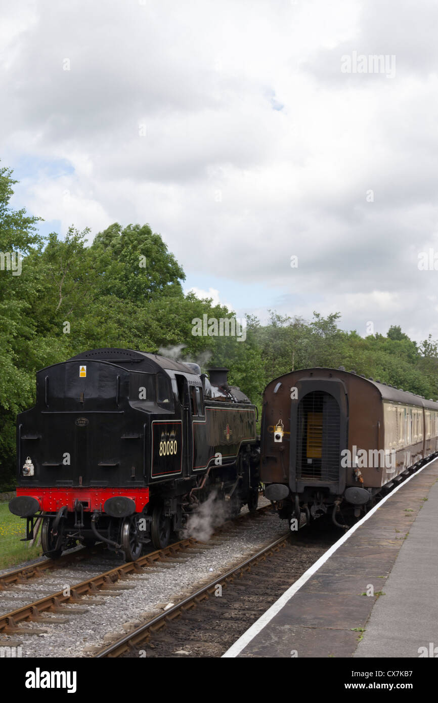 Standard Classe 4 80080 a ELR stazione Lancaster correndo 'L' Lancastrian treno pranzo per il viaggio di ritorno a seppellire. Foto Stock