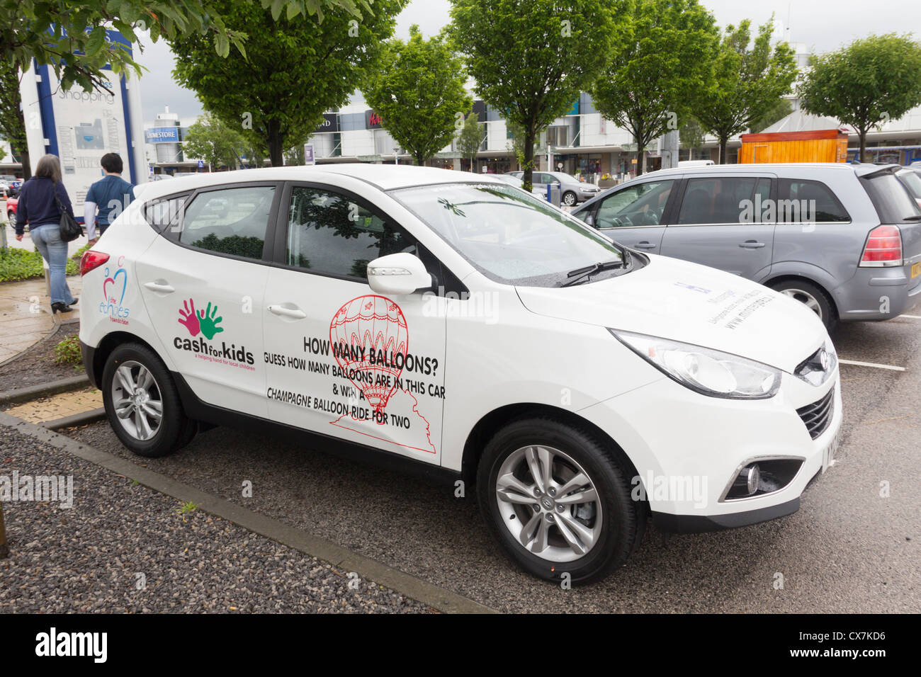 "Indovinare il numero di palloncini' carità auto di proprietà della 'CashforKids' la carità, fuori servizio presso i monaci Cross retail park a York. Foto Stock