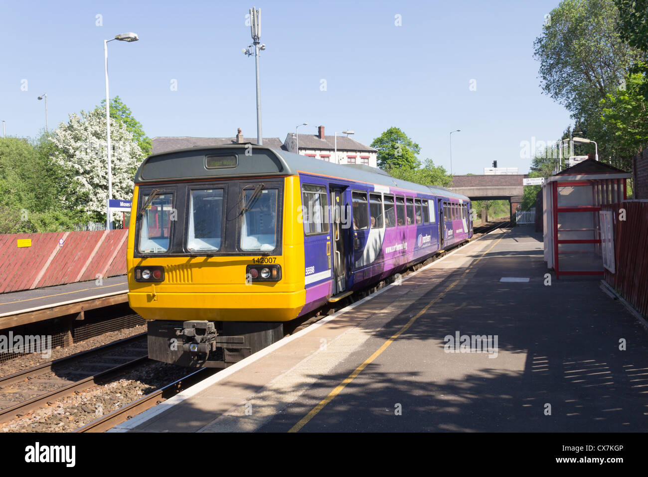 Classe 142 "Pacer" 142007 treno azionato da nord sulla rampa il Manchester a Wigan servizio a Mosè Gate station, Farnworth. Foto Stock