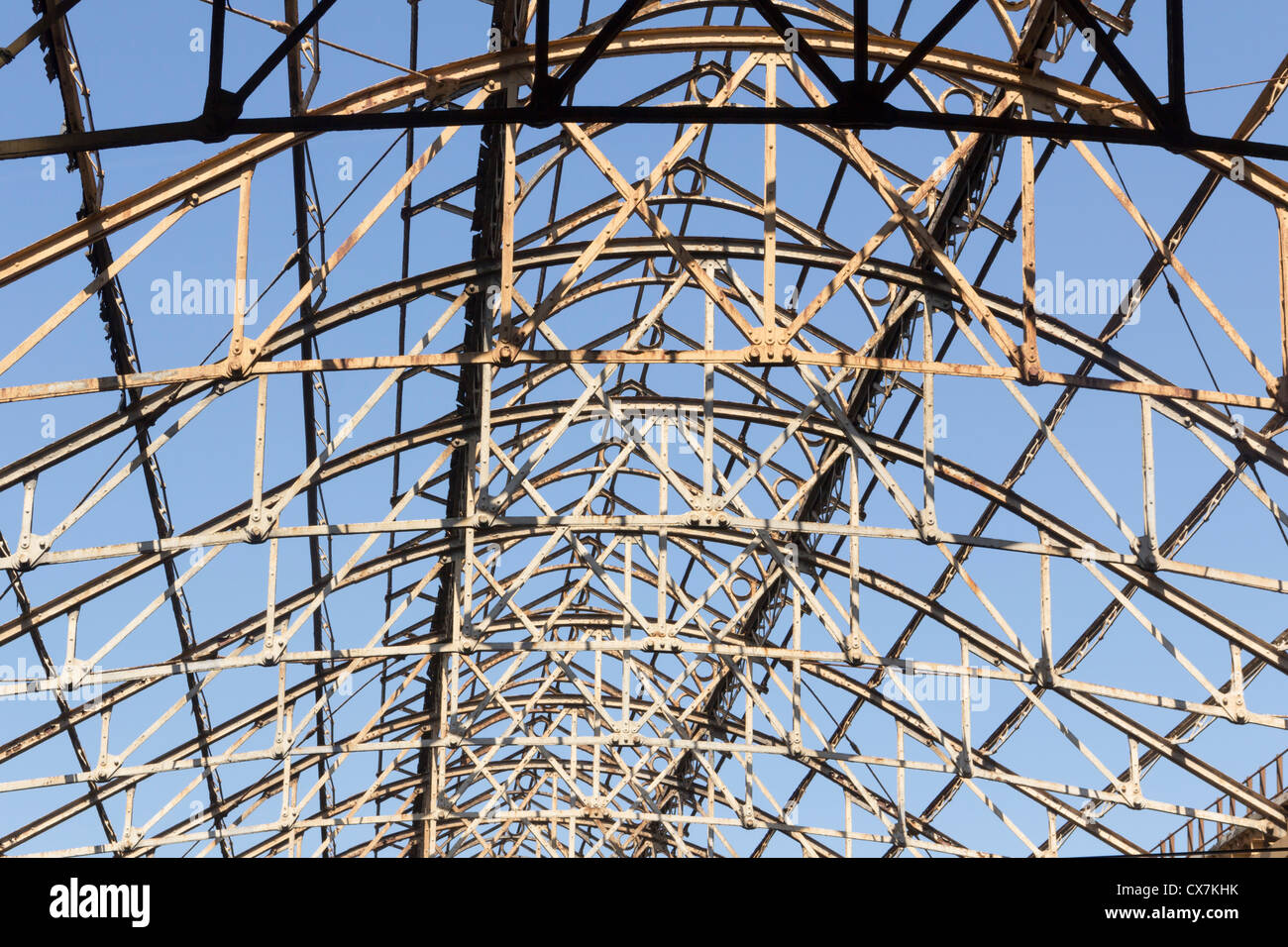 La struttura scheletrica di parte del tetto complessivo baldacchino a Manchester Victoria stazione ferroviaria, coprendo il Bury piattaforme. Foto Stock