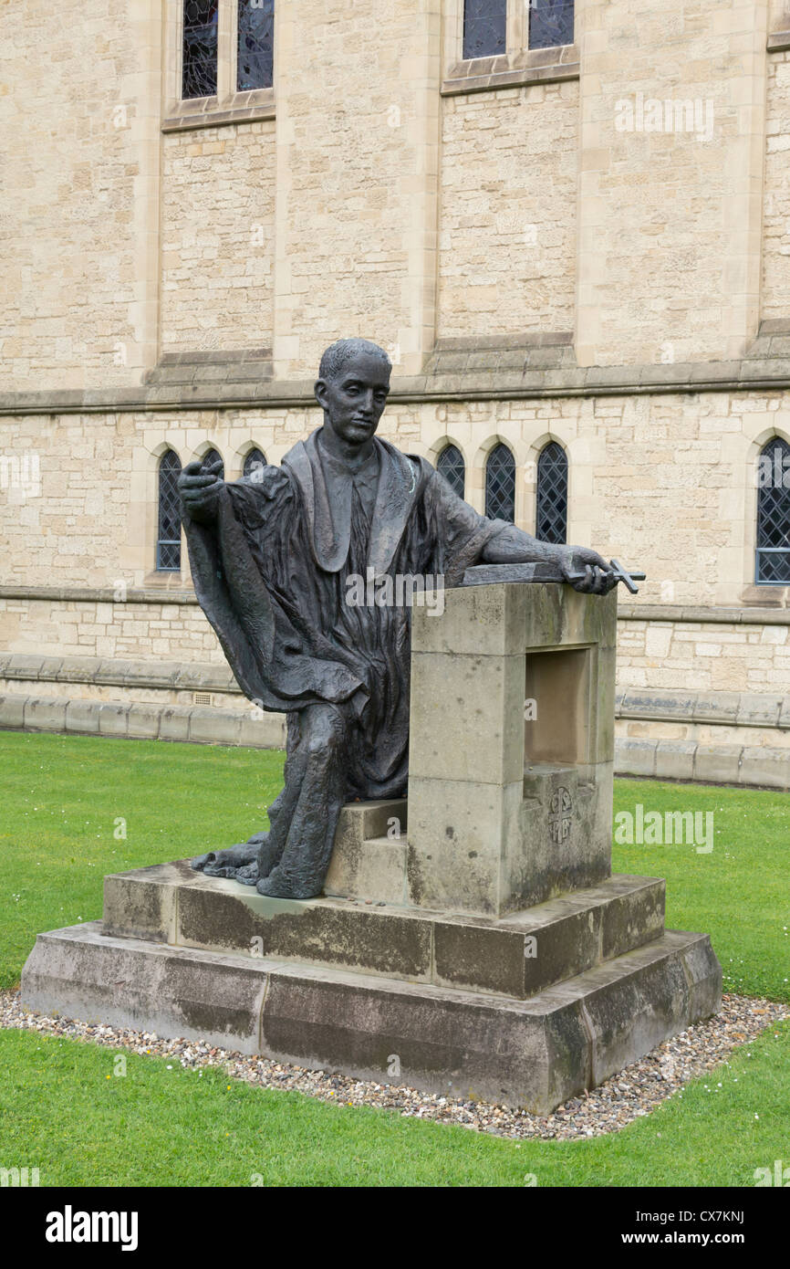 La statua in bronzo di San Benedetto nella motivazione della Abbazia di Ampleforth nello Yorkshire, Inghilterra. Foto Stock