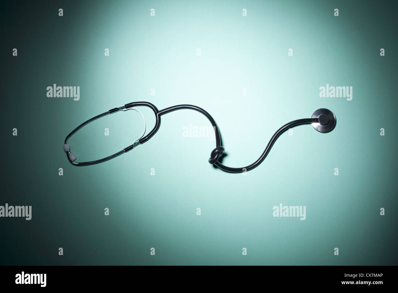 Uno stetoscopio legato con un nodo Foto Stock