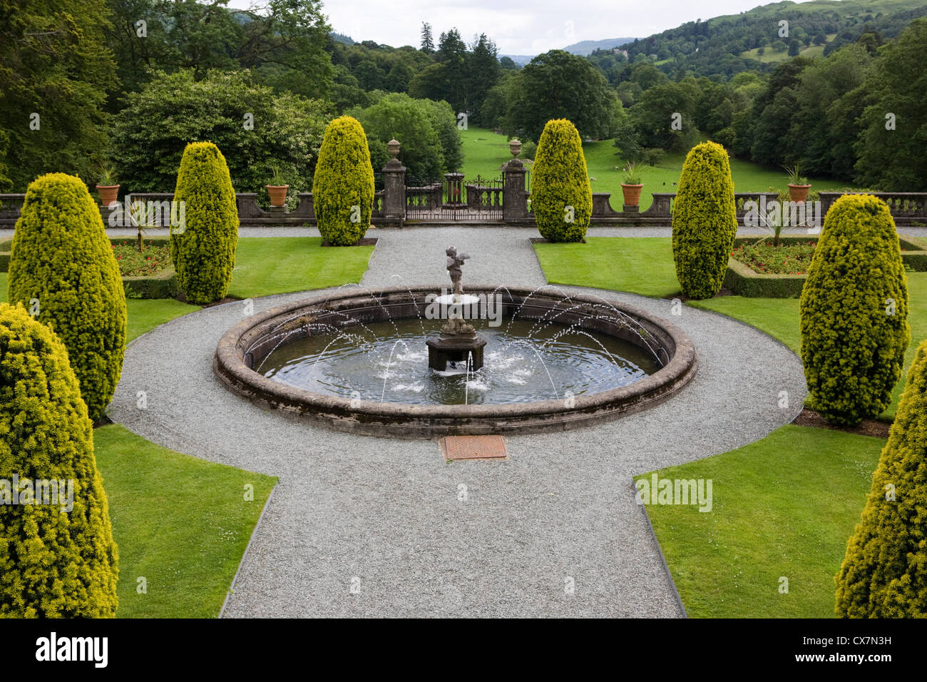 Il giardino formale e fontana a Rydal Hall di un hotel di cristiano e di ritiri vicino a Ambleside, Lake District. Ex casa di William Wordsworth Foto Stock