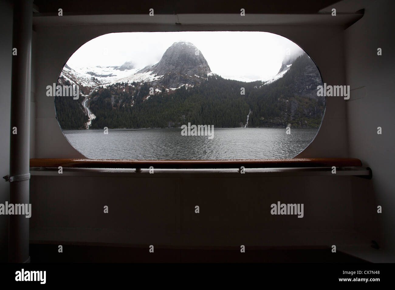 Vista di Tracy Arm fjord attraverso la finestra di una nave passeggeri, Alaska Foto Stock