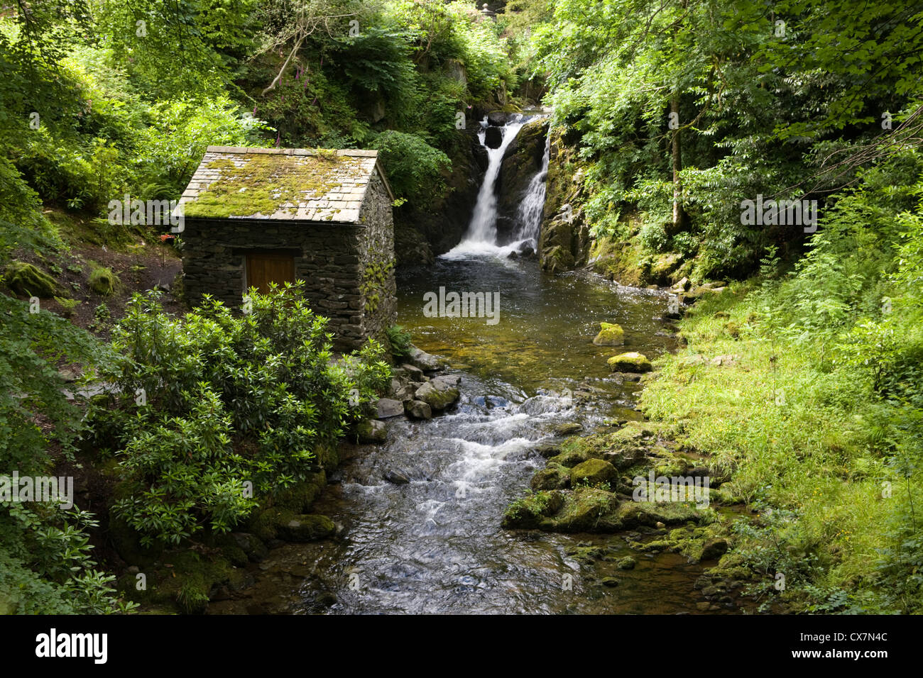 Il Summerhouse e Rydal cade a Rydal Hall nel Lake District inglese Foto Stock