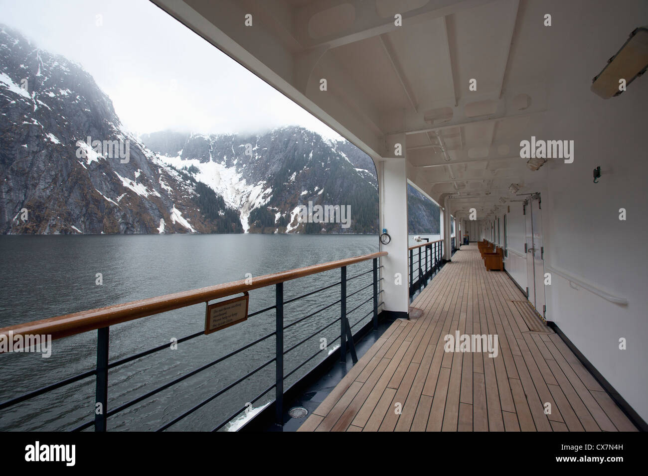 Vista di Tracy Arm fjord dal sentiero di una nave passeggeri, Alaska Foto Stock