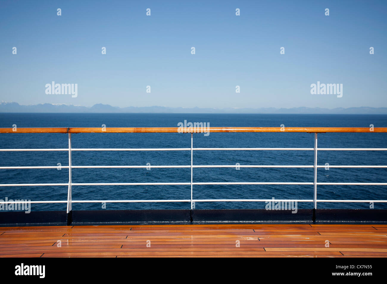 Sole che splende sulla coperta di una nave passeggeri, coste canadesi in background Foto Stock