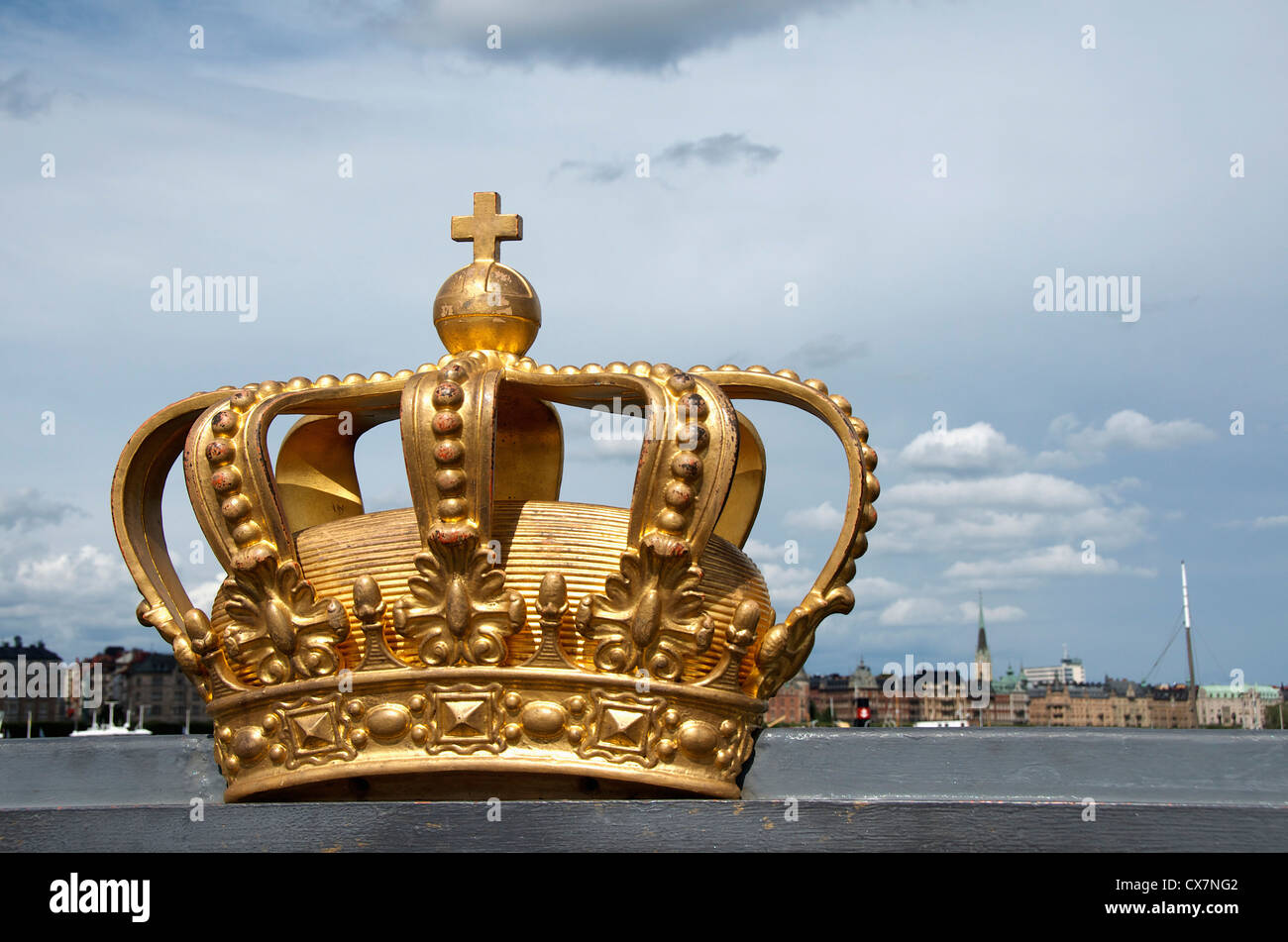 Royal corona svedese sul ponte di Skeppsholmen Foto Stock