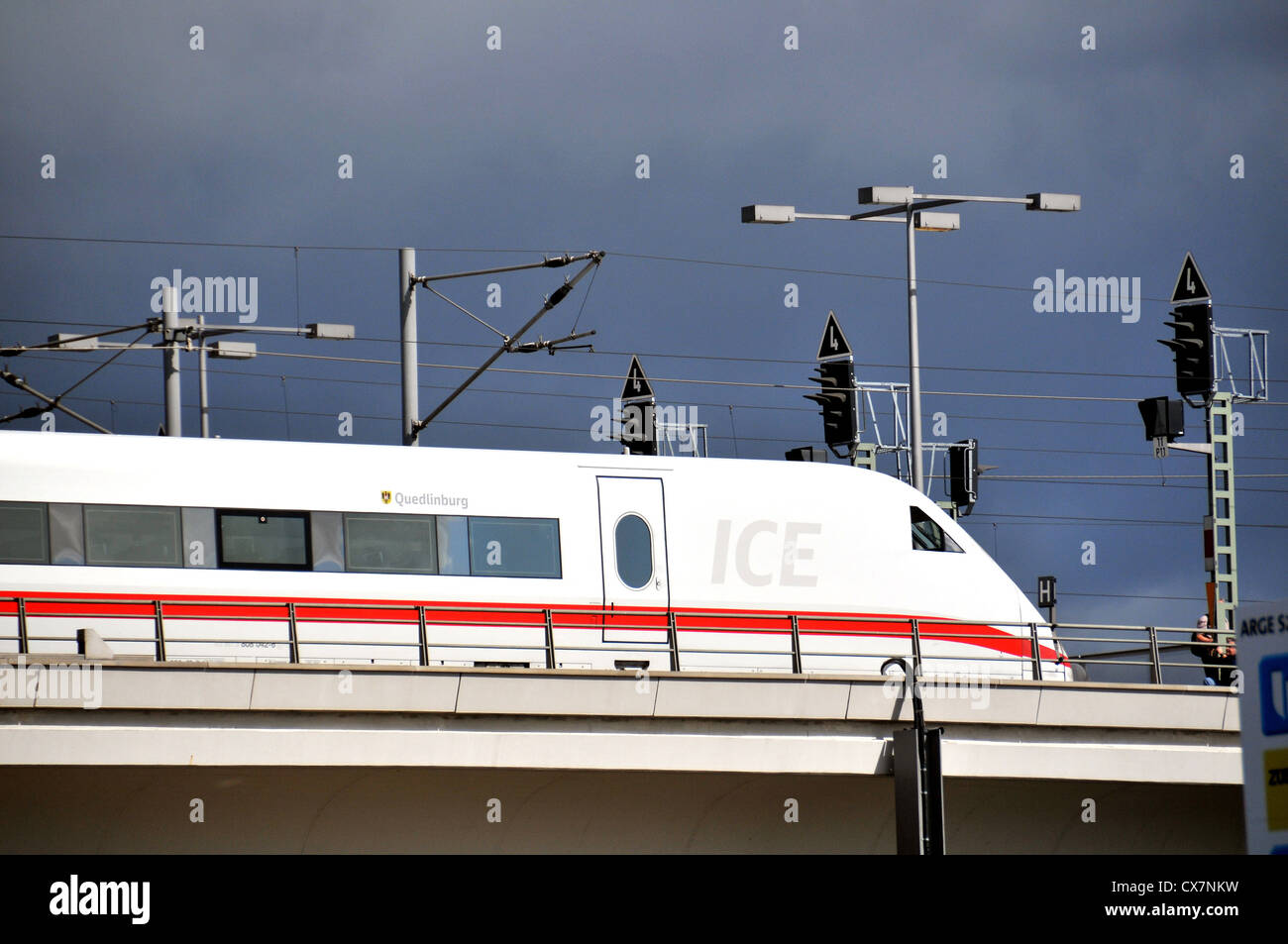 Treno ad alta velocità Intercity Express ICE in treno la stazione ferroviaria di Berlino Germania Foto Stock