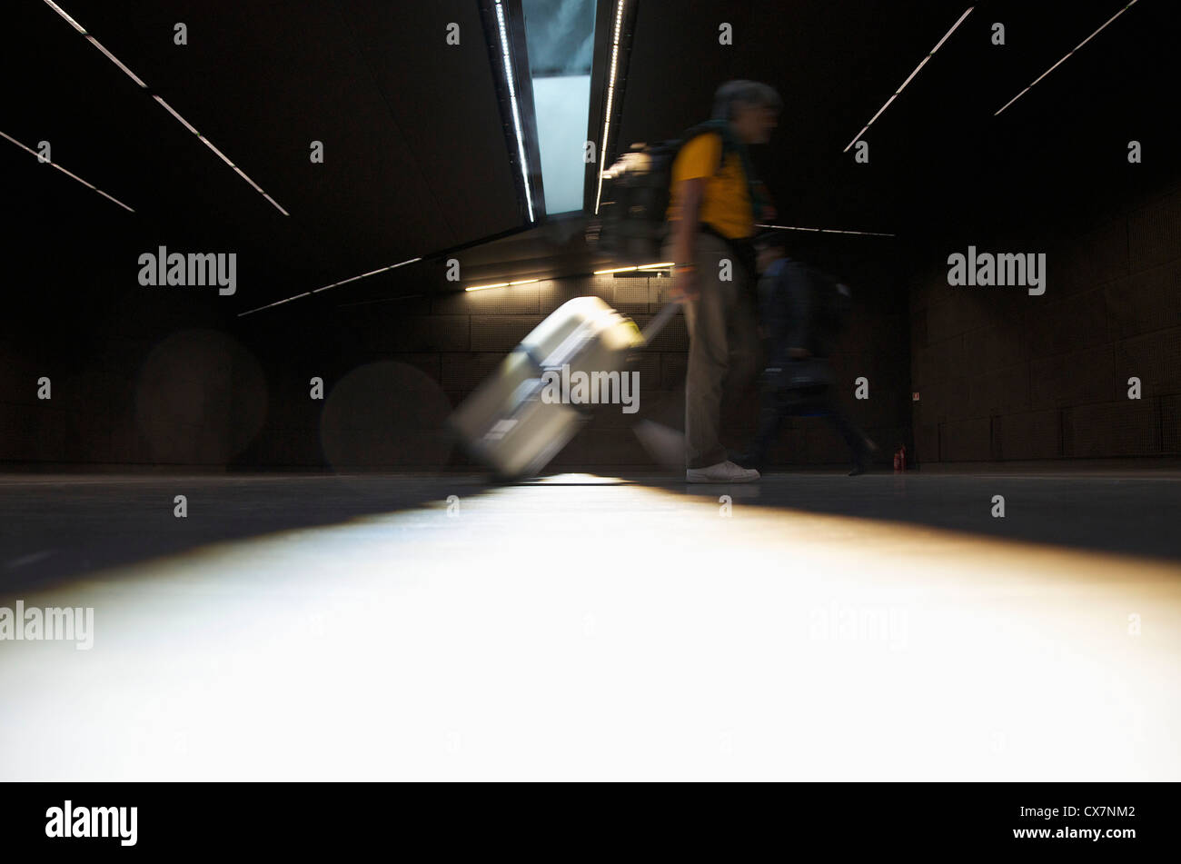 Diminuzione prospettiva di luce sotto il bagaglio trainato in aeroporto Foto Stock
