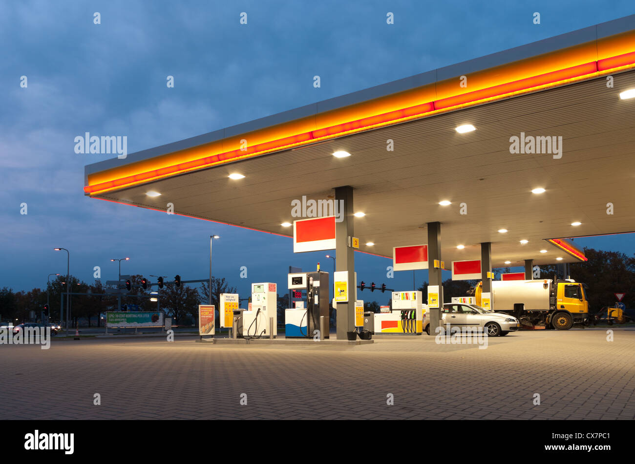 Stazione di gas alla sera Foto Stock