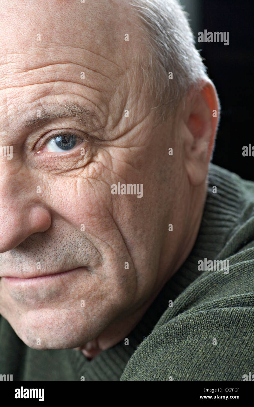 Un grave senior man, close-up Foto Stock