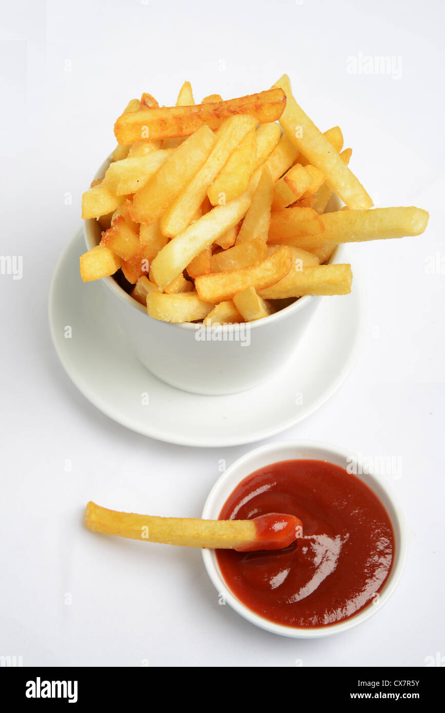 Patatine fritte e ketchup su sfondo bianco Foto Stock