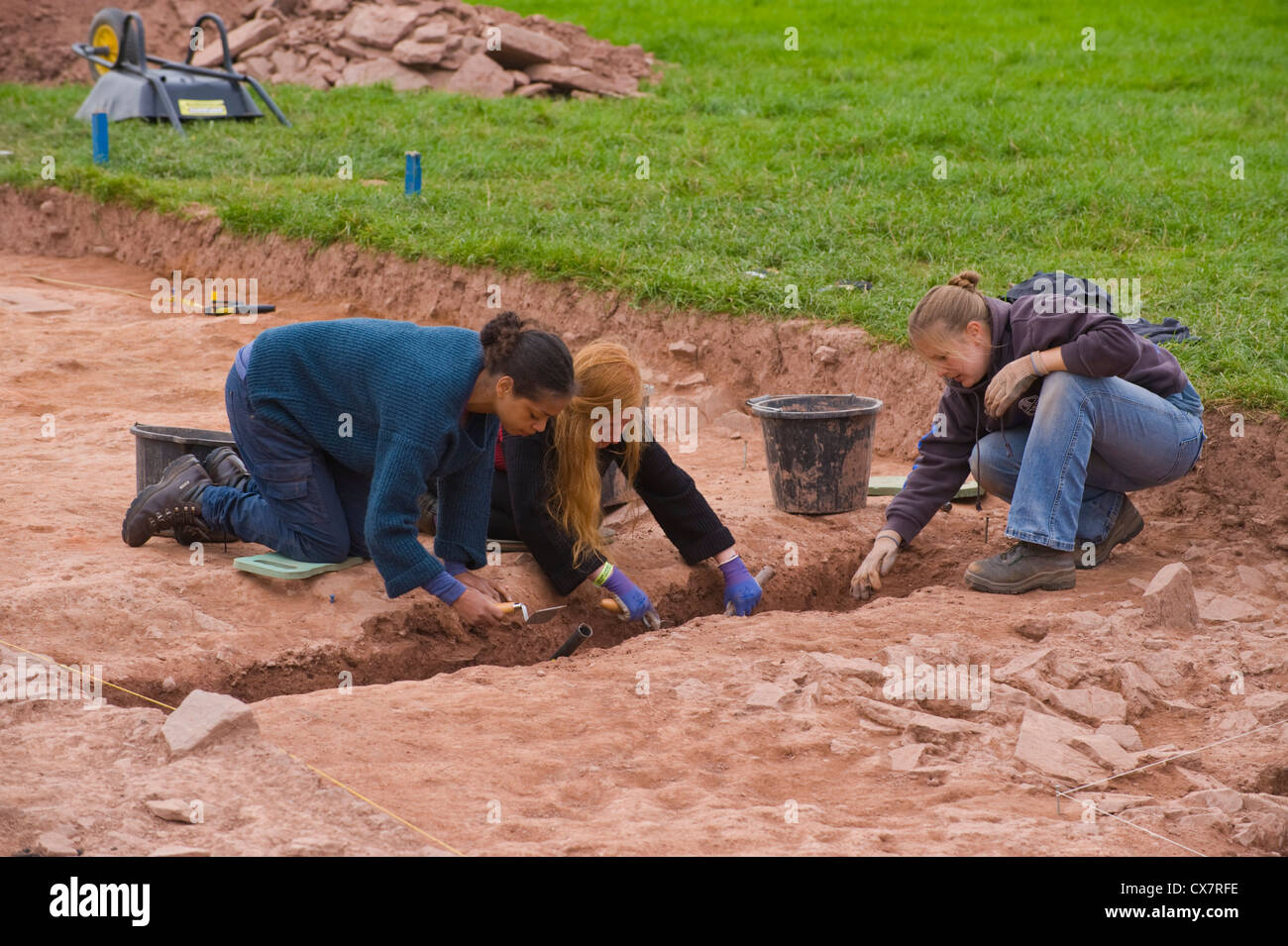 Studente gli archeologi scavare un preistorico sito neolitico sulla collina Dorstone Herefordshire England Regno Unito Foto Stock