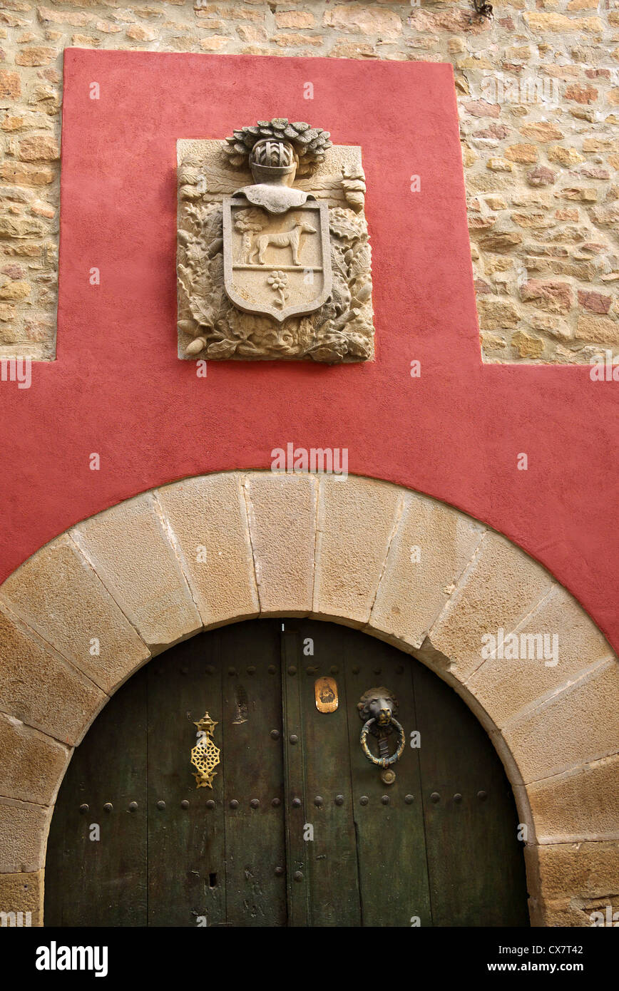 Un armorial crest al di sopra di una porta in Cirauqui Plaza, Spagna. Foto Stock