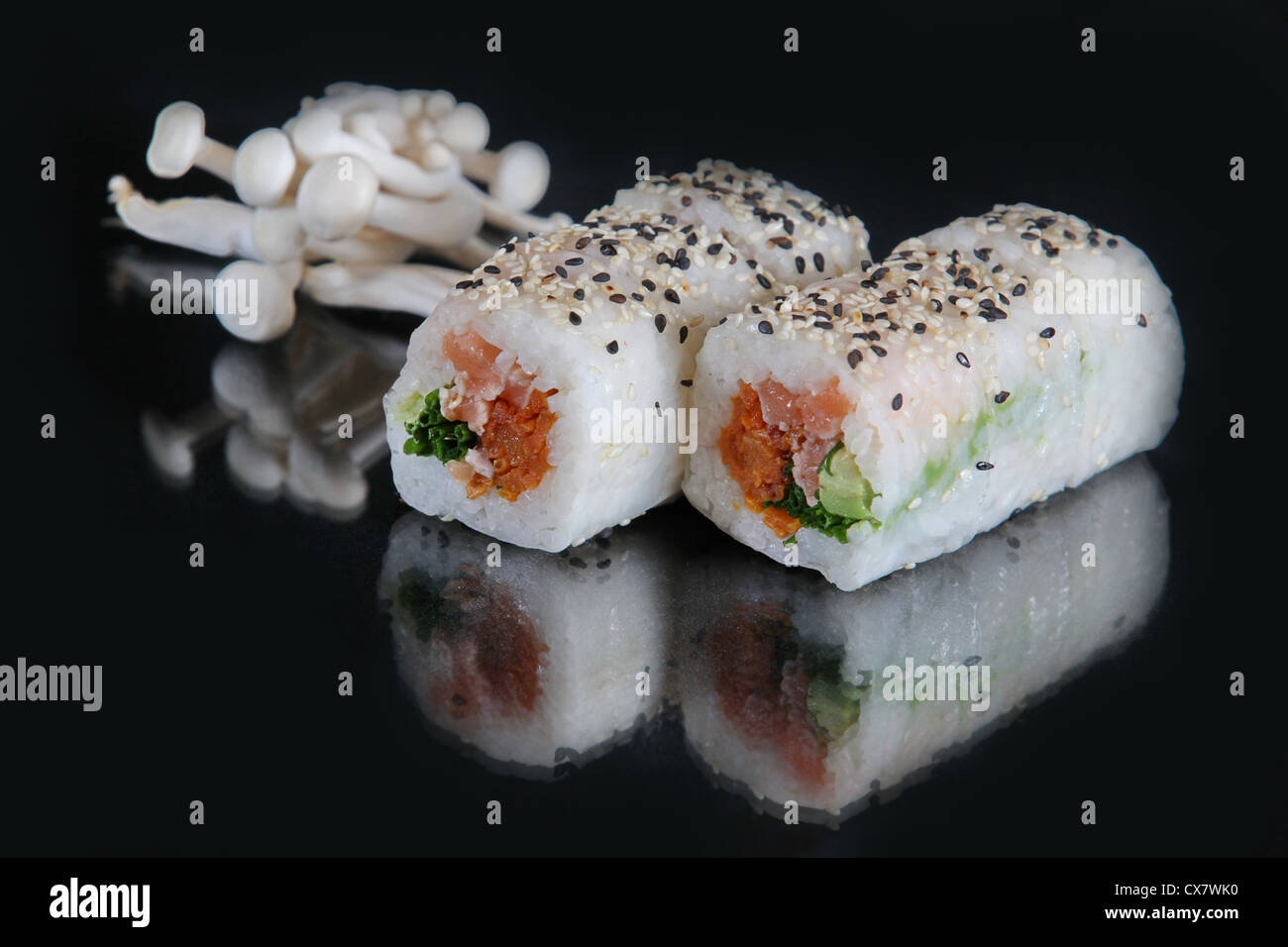 Il salmone dentro e fuori il sushi Foto Stock
