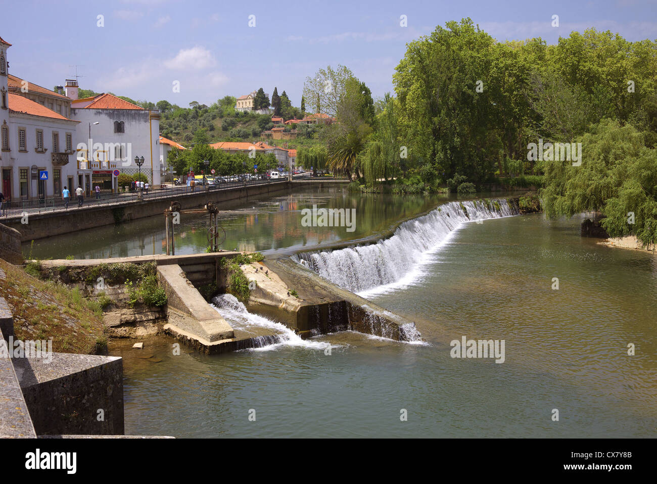 Il Rio Nabao in esecuzione attraverso Tomar in Portogallo. Foto Stock
