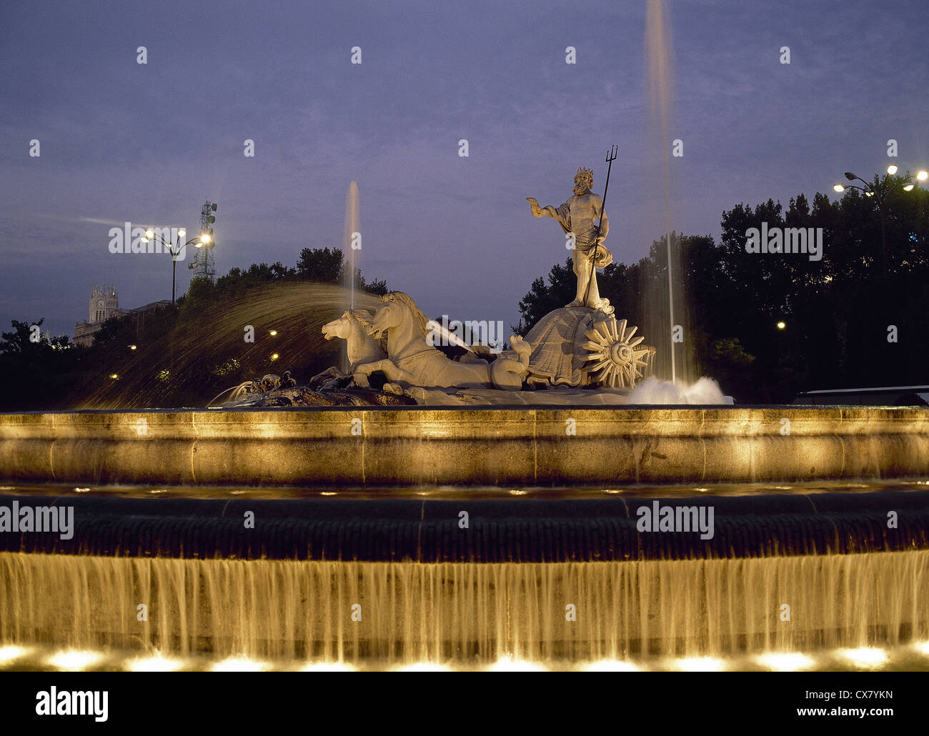 Spagna. Madrid. La fontana di Nettuno. Costruito da Juan Pascual de Mena, 1780 e terminato nel 1786 da José Rodriguez . Notte. Foto Stock