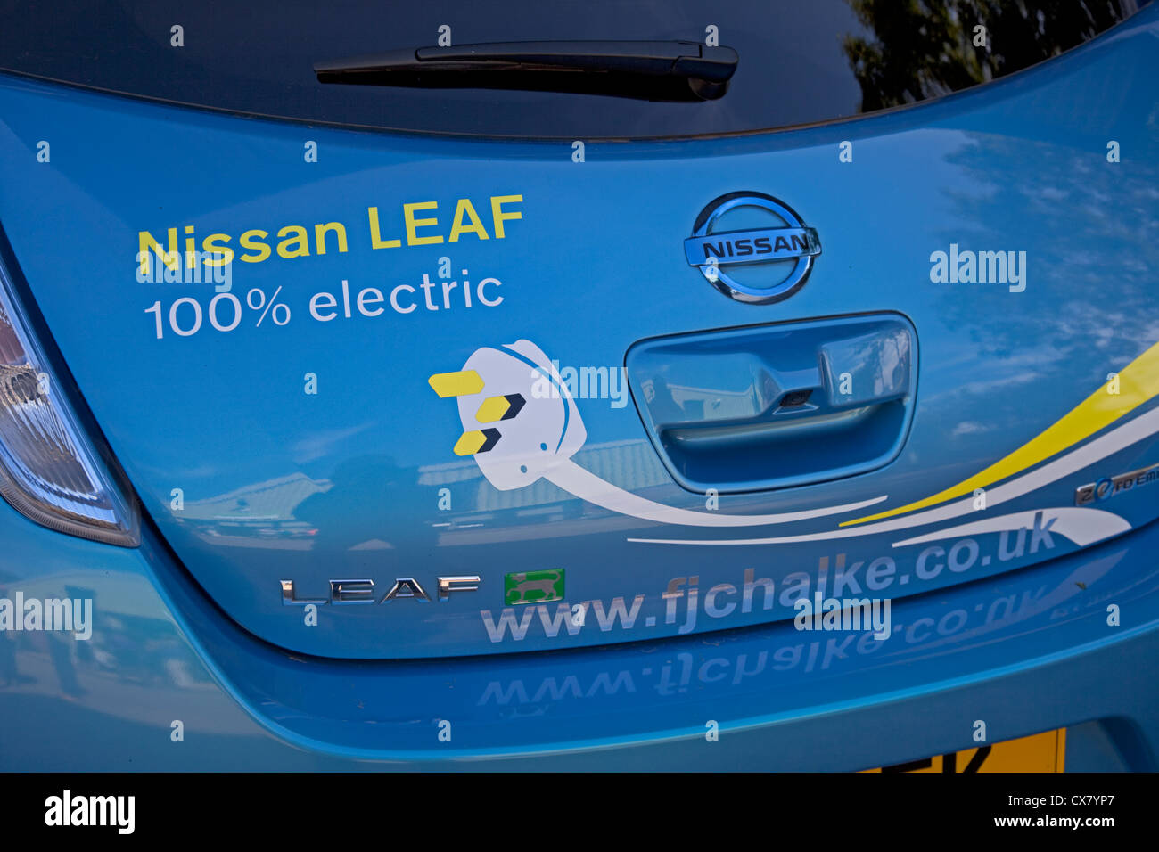 La Nissan Leaf a emissioni zero auto elettriche punto di carica REGNO UNITO Foto Stock