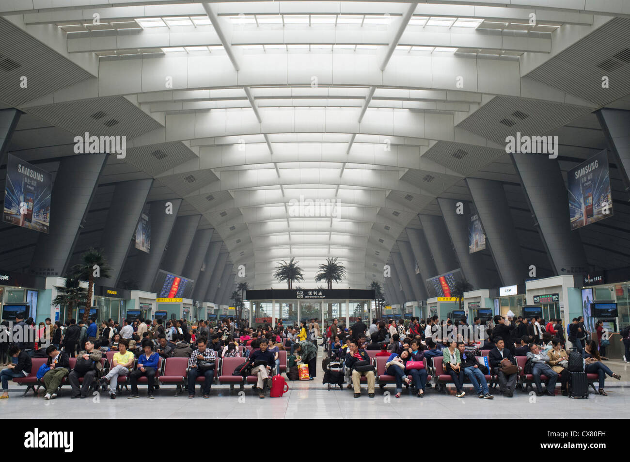 Interno della nuova e moderna Pechino Stazione Ferroviaria Sud in Cina Foto Stock