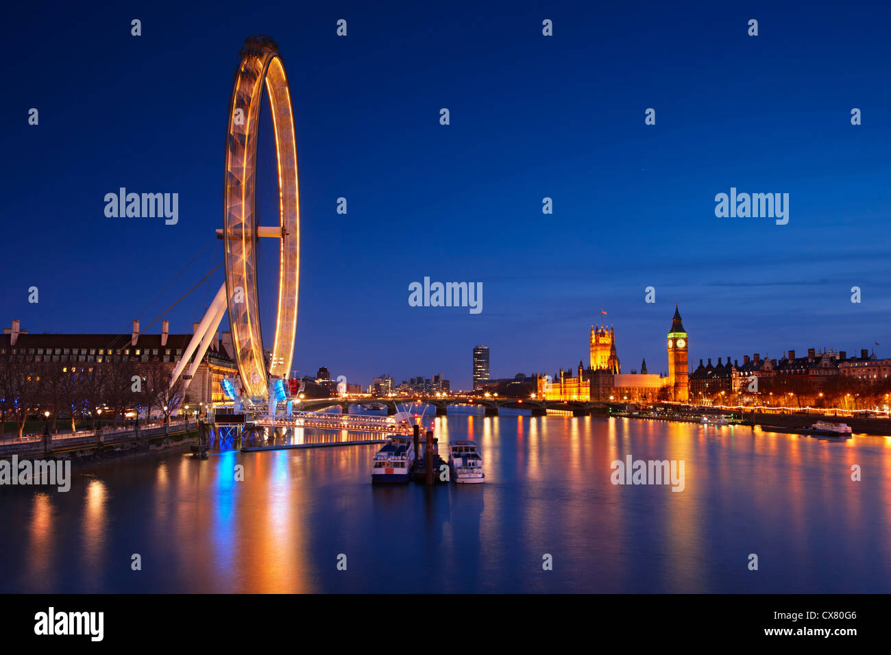 Vista sul Fiume Tamigi verso la London Eye e la Casa del Parlamento Foto Stock