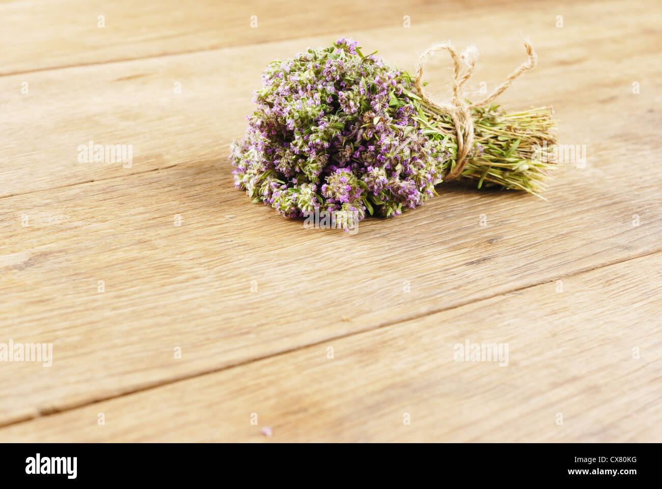 Mazzetto di erbe di timo sulla tavola di quercia Foto Stock