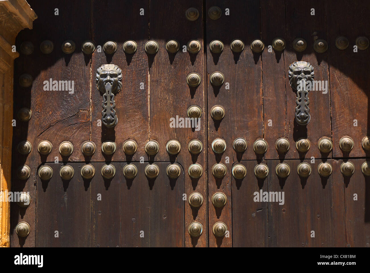 Vecchie porte in legno con perni di metallo, Spagna. Foto Stock