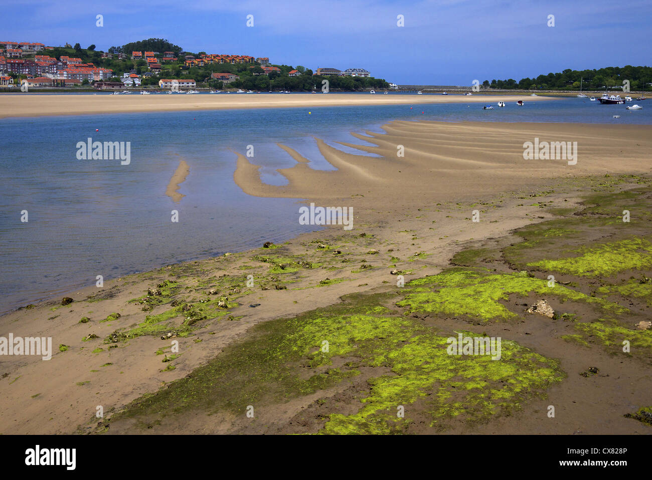 Il Rio de San Vicente in Spagna con San Vicente de la Barquera dietro. Foto Stock