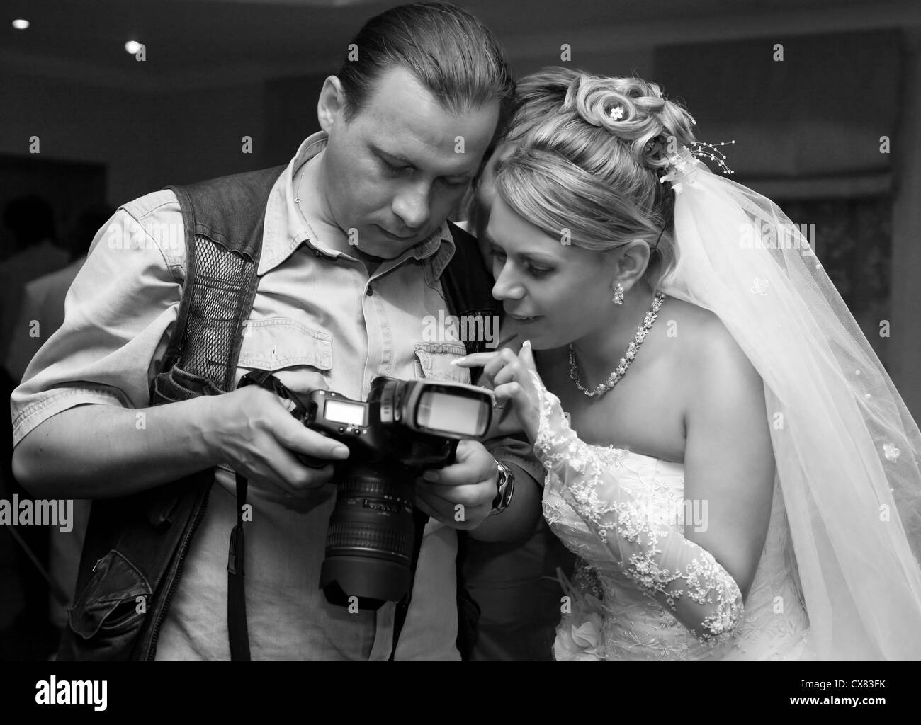 La bella sposa e il fotografo Foto Stock