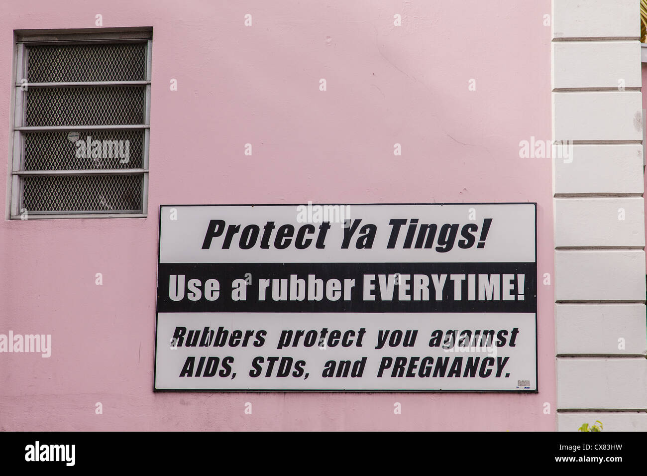 L AIDS del dipartimento della salute segno chiedendo alle persone di usare il preservativo a Nassau, Bahamas. Foto Stock